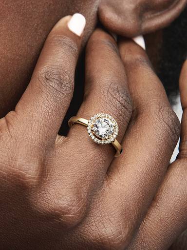 Sparkling Round Halo Ring