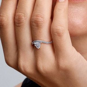 Wavy Pavé Heart Ring