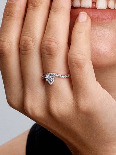 Wavy Pavé Heart Ring