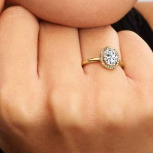 Oval Sparkling Halo Ring