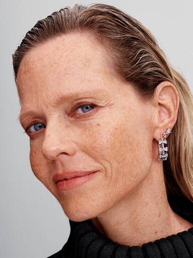 Sparkling Bow Row Hoop Earrings - Image 4