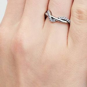 Sparkling Intertwined Wave Ring