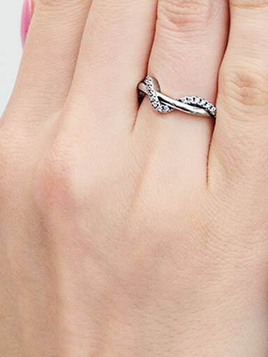 Sparkling Intertwined Wave Ring